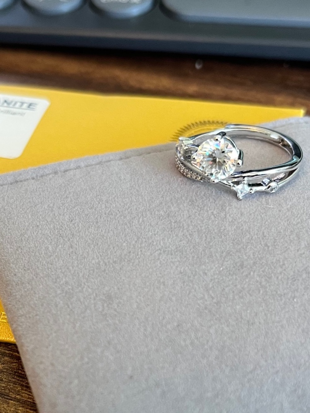 Moissinate ring